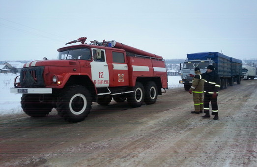 Три пожежі, три застряглі вантажівки - рятувальники