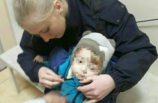 Харківські патрульні доправили до лікарні покинуту батьками дитину