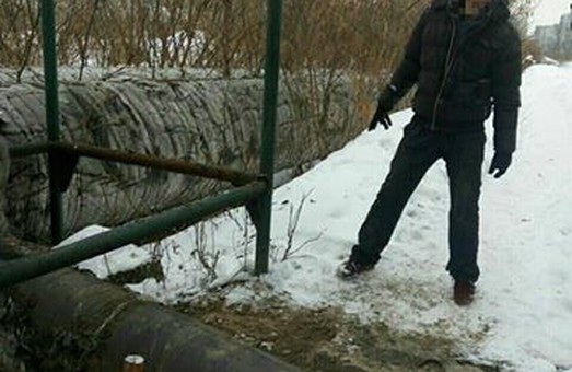 Харків'янин кувалдою намагався вибити огорожу теплових мереж