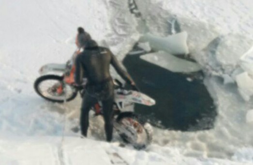 Мотоцикліст вирішив випробувати долю та виїхав на тонкий лід/ Фото