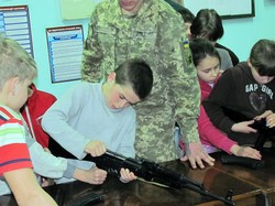 Офіцери Харківського військкомату передали іграшки хворим дітям
