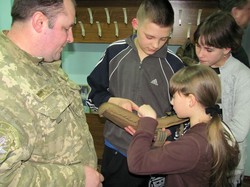 Офіцери Харківського військкомату передали іграшки хворим дітям