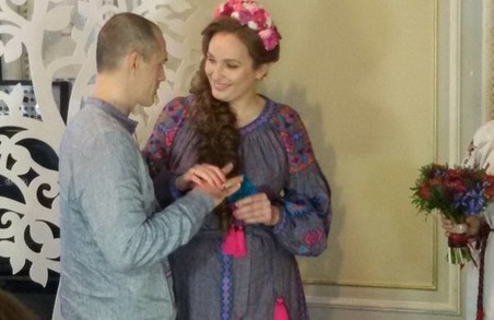 Харківська волонтерка вийшла заміж за незвичайного чоловіка / ФОТО