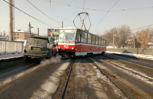 У Харкові черговий трамвай «з'їхав з котушок» – прямо над залізничними рейками / ФОТО