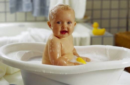 Немовля потонуло під час купання у ванній на очах у матері