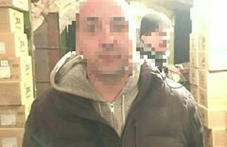 Троє занадилися ходити по ночах до чужого продуктового складу
