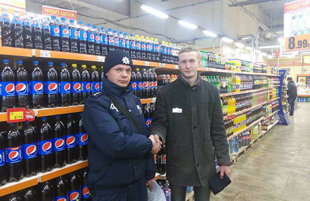 Магазинні крадії використовують просторі куртки з широкими рукавами для виносу товарів з супермаркетів