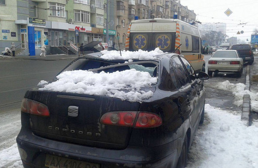 У Харкові снігові брили падають на машини і травмують людей