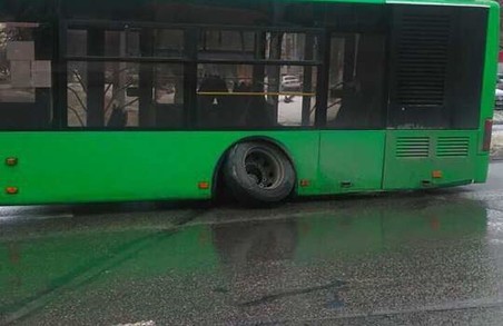 Тролейбус «втратив» колесо, трамвай «загубив» шлях, а поліцейському підсунули хабар: ДТП у Харкові