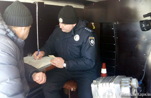 Поліція під Харковом перевіряє пасажирських перевізників/ Фото