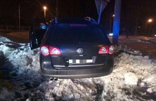 П’яний водій намагався втекти від поліції, проте застряг в снігу