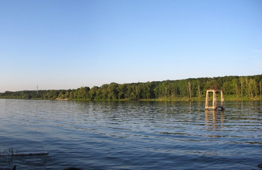 Мешканці передмістя скаржаться на паркани біля води