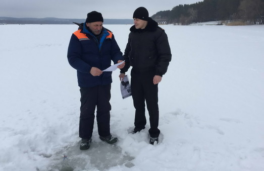 На Червонооскільському водосховищі ледве не потонули рибалки