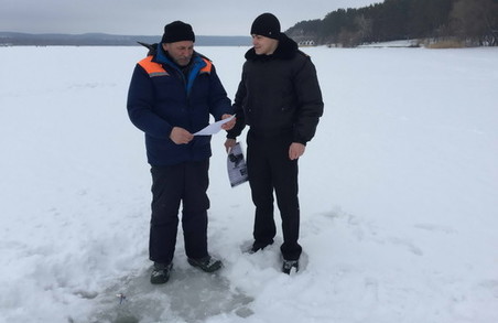 На Червонооскільському водосховищі ледве не потонули рибалки