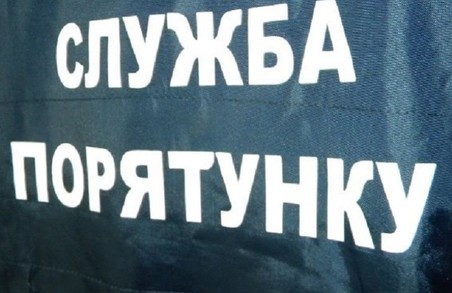 На Харківщині рятувальники три кілометри несли пенсіонерку до медичної машини