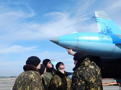 Харківські курсанти вивчають винищувач Су-27
