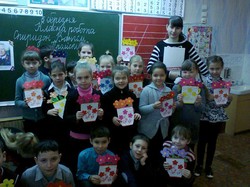 За ініціативи Харківської «Солідарності» діти виготовили листівки для жінок-військових