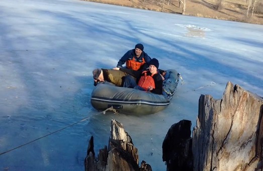 На невеликих та середніх ставках Харківщини лід вже відійшов на кілька метрів від берега - рятувальники/ Фото