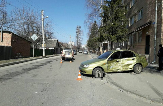 ДТП в Харкові: позашляховик врізався в автомобіль таксі