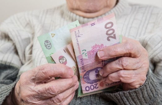 Кількість пенсіонерів в Україні майже зрівнялась із кількістю тих, за чий рахунок вони живуть