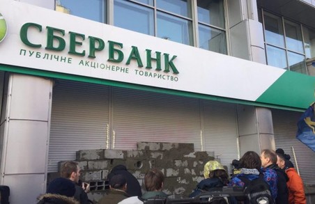 Порошенко заборонив дочкам російських банків виводити кошти з України