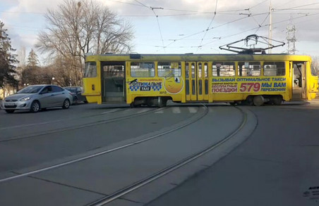 Трамвай не схотів полишати Салтівку, «Гольф» намагався вдягтися на «Ланос»: ДТП у Харкові / ФОТО