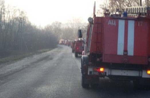 50 пожежних машин з'їхалися до Балаклії гасити пожежу на артскладах