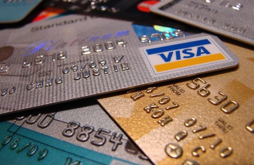Громадяни не зобов'язані звітувати по телефону про грошові перекази, які приходять на їх банківські картки