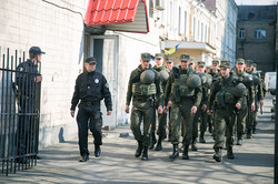 Перші посилені патрулі правоохоронців вийшли на чергування у метрополітени/ Фото
