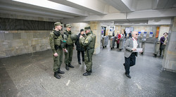 Перші посилені патрулі правоохоронців вийшли на чергування у метрополітени/ Фото
