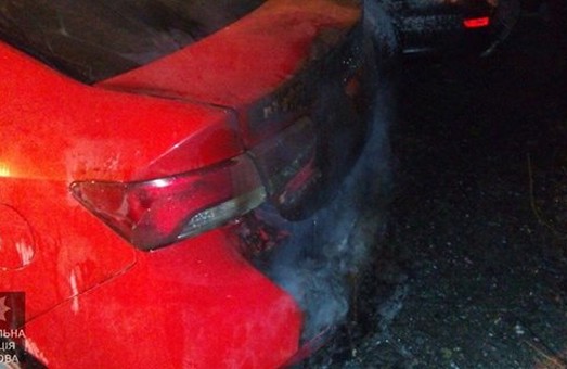 На Валентинівській, можливо, підпалили автівку/ Фото