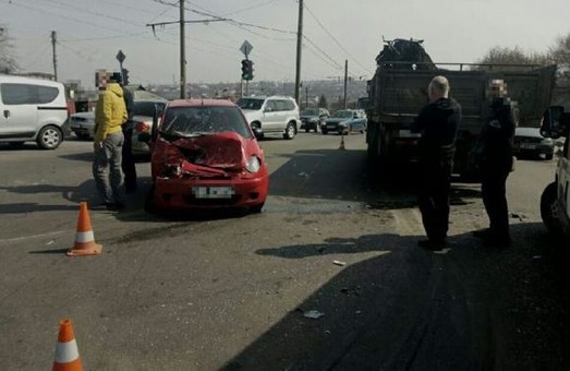 Жінка врізалася в КамАЗ, скутерист загинув: ДТП у Харкові та області