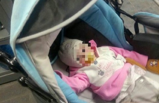 Нетверезою матір'ю, яка покинула немовля в колясці, зайнялися "дитячі" поліцейські