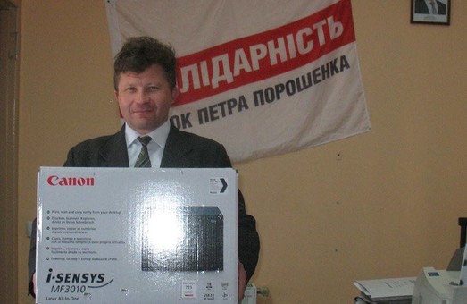 Депутат від «Солідарності» подарував школі копіювальний пристрій