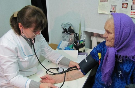 Мінздрав обіцяє сільському чи дільничому лікарю з медсестрою зарплату на рівні 25 919 грн на місяць на двох