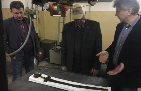 Два унікальних меча забрали у контрабандистів і чорних археологів/ Фото