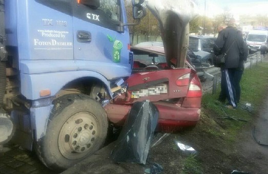 ДТП у Харкові: сміттєвоз спровокував масштабну аварію