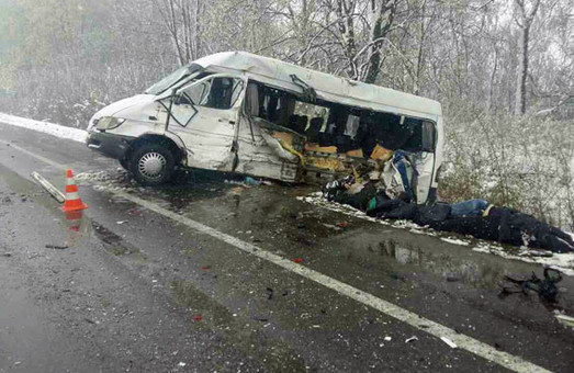 ДТП: загинули 4 пасажири мікроавтобусу/ Доповнено 13.03, додані фото 16.55
