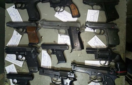 Харків'яни продовжують здавати свої арсенали до поліції/ Фото