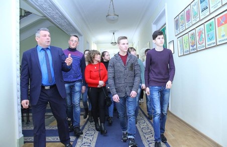 Депутати від «Солідарності» ознайомили школярів з Луганська з роботою Харківської облради
