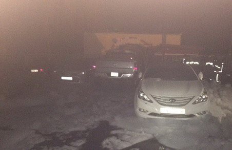 У Харкові стався черговий випадок масового спалення дорогих автівок на автостоянці/ Фото