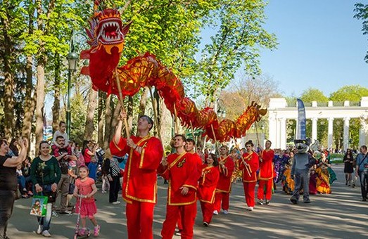 Карнавал культур у парку Горького зібрав представників В'єтнаму, Індії, Китаю, Кореї, Туреччини і Японії