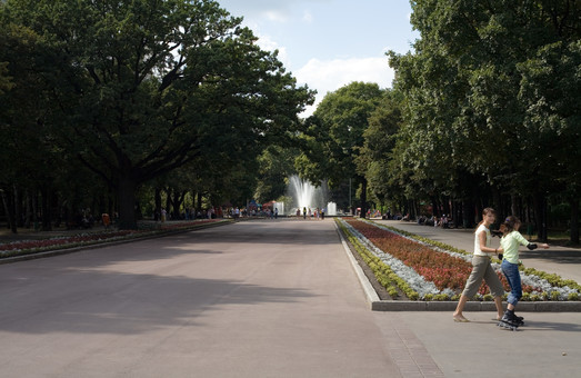 Невідомий перерізав собі вени на центральній алеї в парку ім. Т.Г. Шевченка