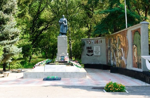 На Харківщині на пам'ятнику жертвам Другої світової війни зроблено нацистський напис/ Фото