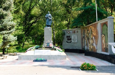 На Харківщині на пам'ятнику жертвам Другої світової війни зроблено нацистський напис/ Фото