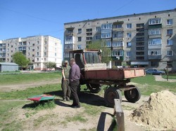 Харківська «Солідарність» завезла пісок на дитячий майданчик