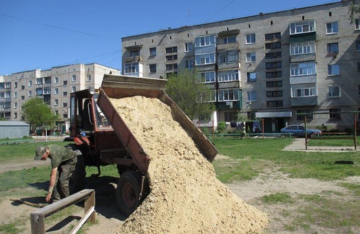 Харківська «Солідарність» завезла пісок на дитячий майданчик