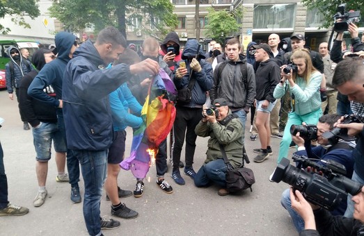 На честь Дня проти гомофобії геї, невідомі активісти і поліція бігали один за одним навколо Палацу одружень у Харкові/ Відео, Фото