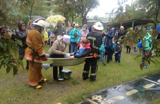 Рятувальники евакуювали дитячий садок.  Малеча була в захваті/ Фото
