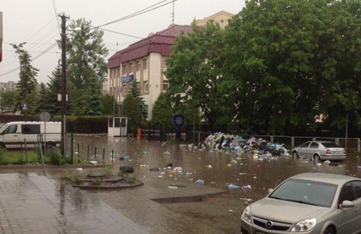 Через небувалу зливу сміття попливло вулицями Львова/ Фото, Відео